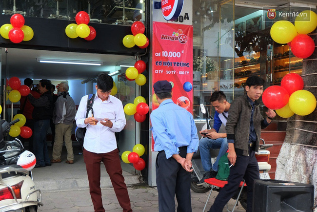 Vietlott vừa khai trương ở Hà Nội, hàng trăm người đã háo hức mua vé số để thử vận may