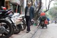 Dân Thủ đô “diễn xiếc” đi thăng bằng trên vỉa hè chỉ rộng hơn gang tay